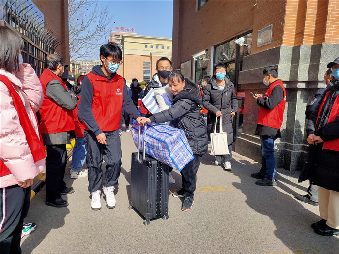 團(tuán)委:離校步履總匆忙，志愿服務(wù)暖心房(圖2)