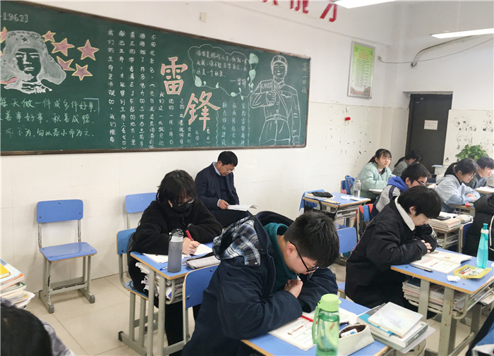 高二級(jí)部：推門聽課日日新，教研相長(zhǎng)節(jié)節(jié)高(圖1)