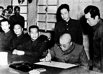 1953年7月27日，彭德懷在朝鮮停戰(zhàn)協(xié)定上簽字.png