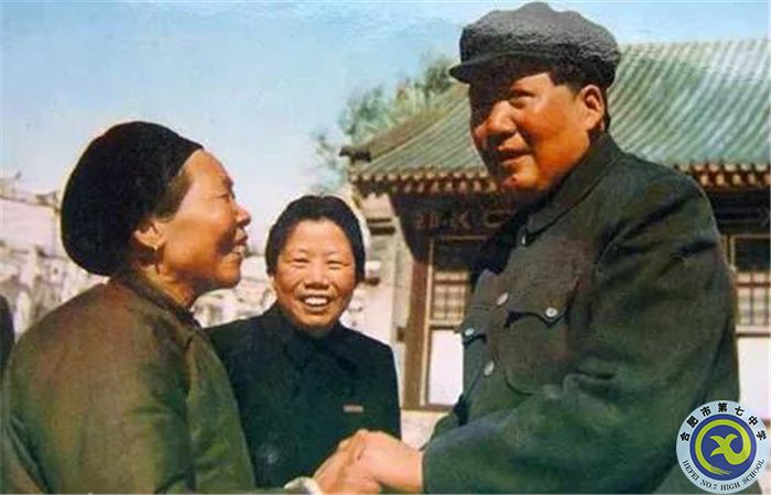 毛澤東主席接見(jiàn)黃繼光的母親鄧芳芝.jpg