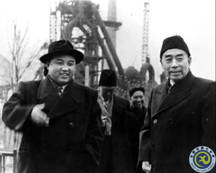 △周恩來(lái)在金日成陪同下參觀興南化肥廠。.jpg