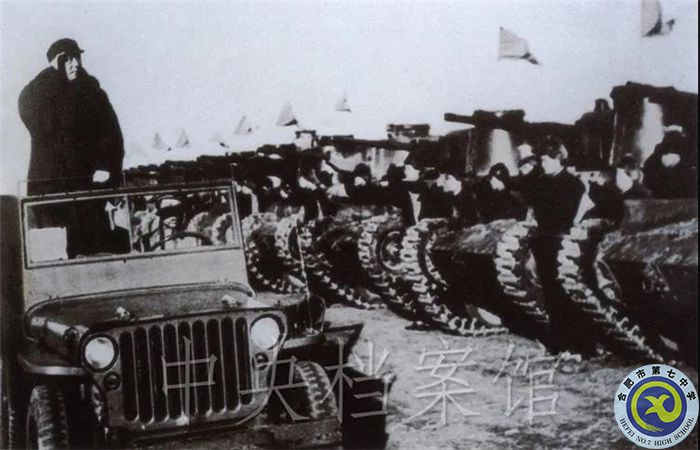 1949年3月25日，毛澤東在西苑機(jī)場(chǎng)檢閱中國(guó)人民解放軍坦克部隊(duì)。（中央檔案館供圖）.jpg