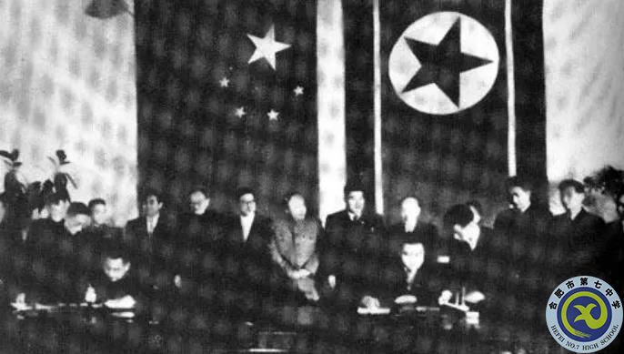 △周恩來(lái)和金日成在有關(guān)志愿軍撤軍回國(guó)的聯(lián)合聲明上簽字。.jpg