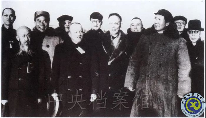 毛澤東、朱德、董必武、林伯渠同馬敘倫、黃炎培、郭沫若等在西苑機(jī)場(chǎng)的合影。（中央檔案館供圖）.jpg