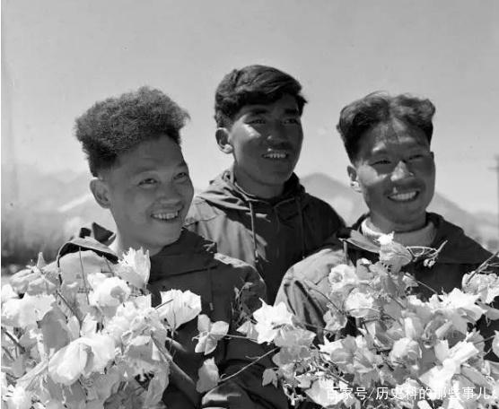 △1960年5月25日凌晨4點20分，中國登山隊隊員成功登上珠穆朗瑪峰。（右起）王富洲、貢布（藏族）和屈銀華.png