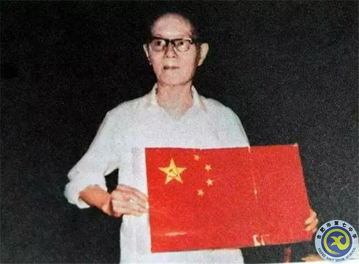 1950年9月，中央人民政府辦公廳給曾聯(lián)松寄送公函，正式告知他就是國旗的設(shè)計者，并隨信附帶了500萬元舊幣（500元）作為酬謝。.jpg
