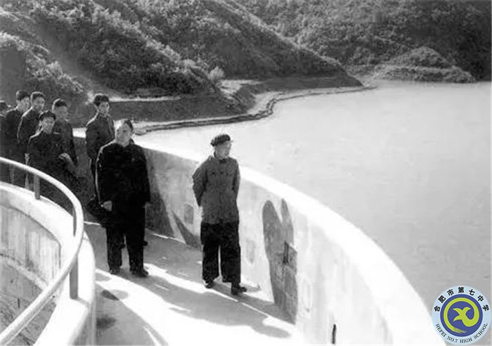 1958年4月，朱德視察佛子嶺水庫連拱壩.jpg