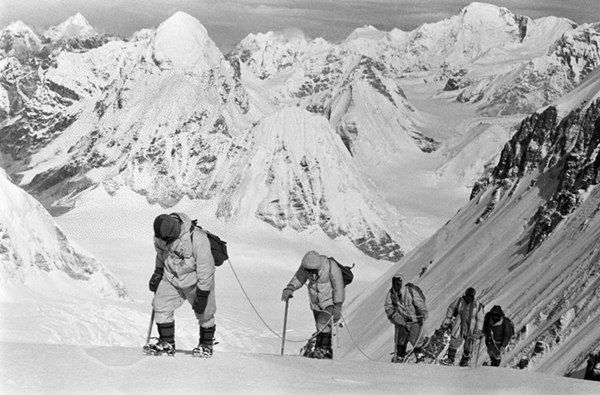 △1960年5月，中國登山隊隊員在海拔7150米的冰雪坡上行進(jìn).png