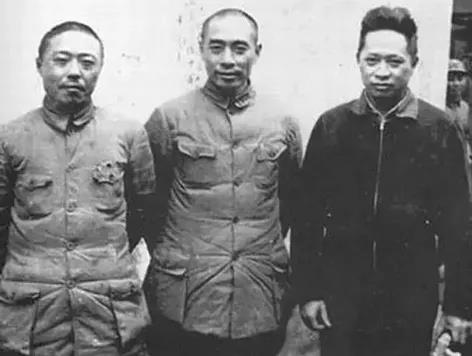 △周恩來和新四軍軍長葉挺、副軍長項英留影.jpg