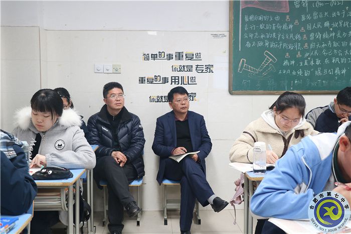 鄧宗國(guó)校長(zhǎng)認(rèn)真聽課，記錄 (2).jpg