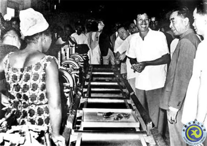 △1964年1月，周總理在訪問幾內(nèi)亞時(shí)參觀中國(guó)援建的卷煙廠和火柴廠.jpg