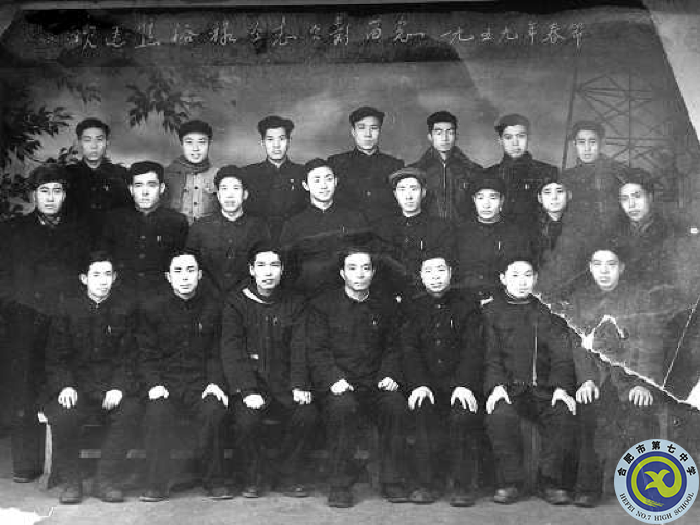 △1959年，焦裕祿與一金工車間的部分工友合影留念（前排左四為焦裕祿）.png