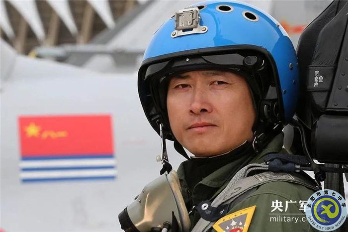 △戴明盟，海軍某艦載機綜合試驗訓練基地司令員，曾獲“航母戰(zhàn)斗機英雄試飛員”榮譽稱號，我國駕駛殲-15在“遼寧艦”成功著艦第一人。.jpg
