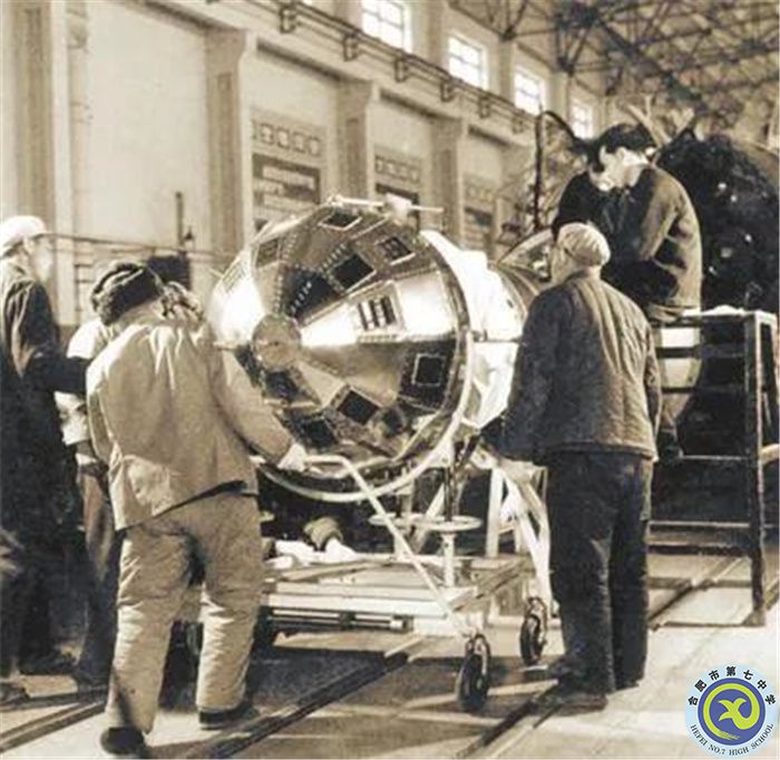 △1970年初，科研人員在廠房內測試東方紅一號衛(wèi)星.jpg
