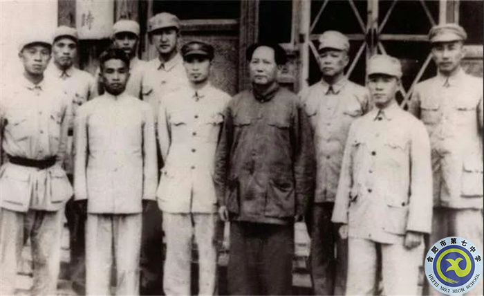 △1949年8月，毛澤東主席接見華東軍區(qū)海軍代表。前排左三為張愛萍，前排左一為黃勝天.jpg