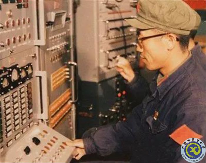 △1970年4月24日21時35分，發(fā)射控制臺操縱員胡世祥按下發(fā)射按鈕，“東方紅一號”隨后升天.jpg