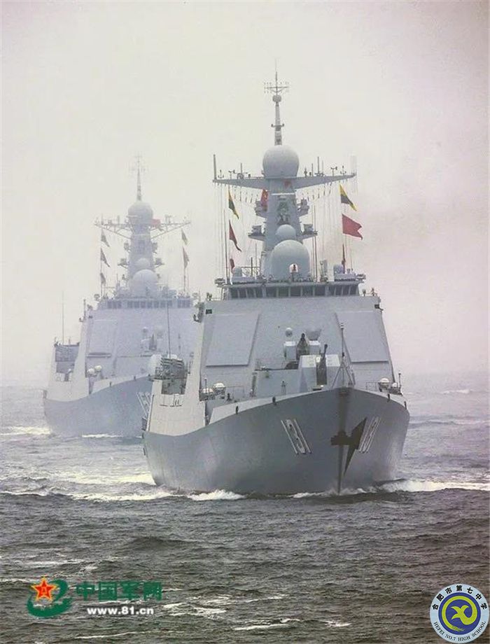 △人民海軍成立70周年海上閱兵，受閱艦艇破浪駛來.jpg