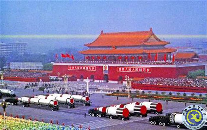 △1984年10月1日，國慶35周年閱兵式上通過天安門廣場的導(dǎo)彈方陣.jpg