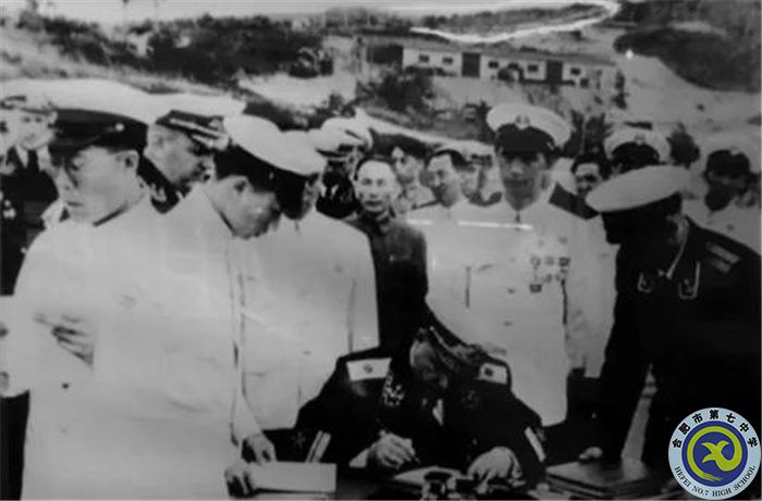 △1954年6月，蘇聯(lián)交付潛艇的簽字儀式.jpg
