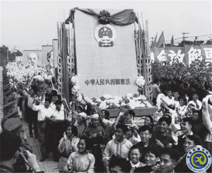 △1954年國慶節(jié)，游行群眾抬著《中華人民共和國憲法》模型通過天安門.jpg