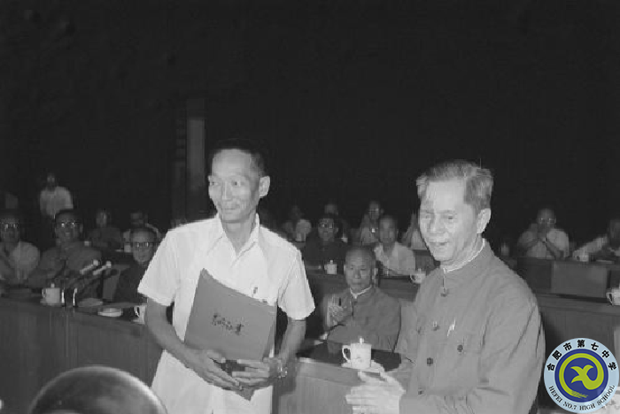 △1981年的授獎大會上，袁隆平（左）代表全體從事雜交水稻研究的科技人員領(lǐng)獎.png