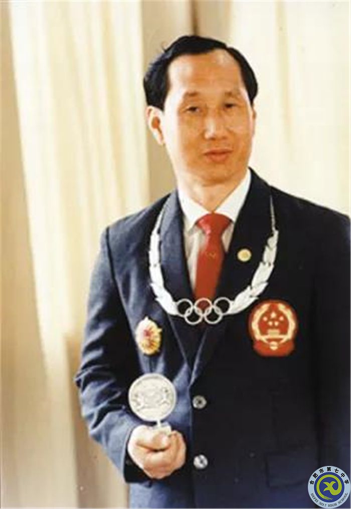 △1987年5月，國(guó)際奧委會(huì)授予陳鏡開(kāi)奧林匹克銀質(zhì)勛章，這是中國(guó)運(yùn)動(dòng)員第一次獲此殊榮。.jpg