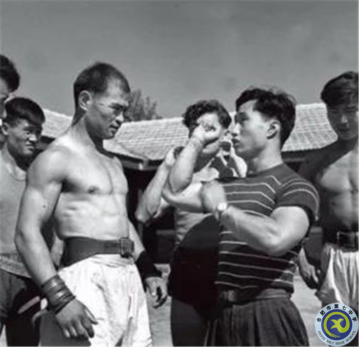△1959年，在第一屆全國(guó)運(yùn)動(dòng)會(huì)上，陳鏡開(kāi)（右二）為新疆運(yùn)動(dòng)員講解技術(shù)動(dòng)作.jpg