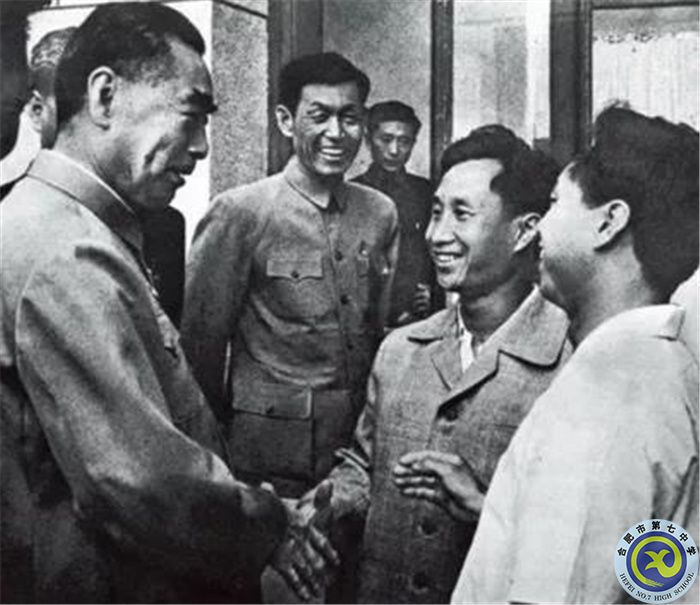 △1966年，周總理接見(jiàn)陳鏡開(kāi)（右二）陳滿林兄弟.jpg
