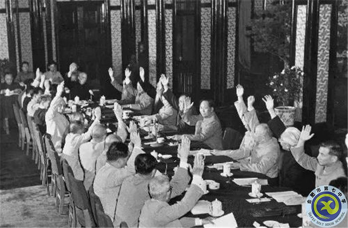 △1954年6月14日，中央人民政府委員會第三十次會議通過《中華人民共和國憲法草案》和關于公布憲法草案的決議。圖為出席會議的全體委員舉手通過《中華人民共和國憲法草案》。.jpg