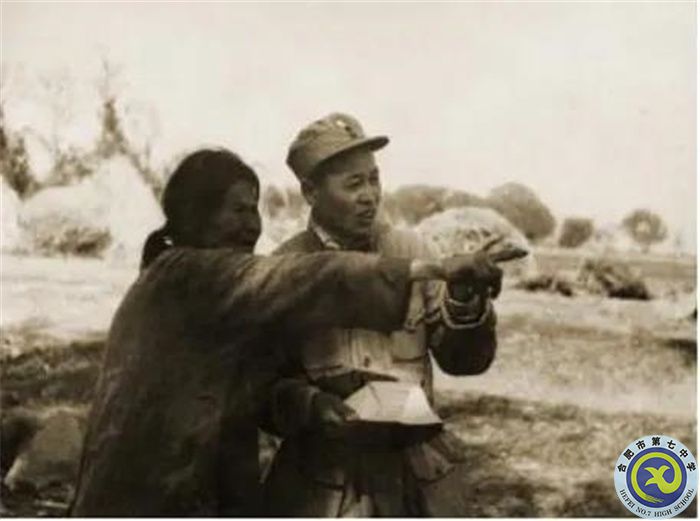 △山東當(dāng)?shù)匾晃淮竽锩爸ｋU(xiǎn)為我軍炮兵指揮員指示炮擊目標(biāo)。（孟良崮戰(zhàn)役紀(jì)念館供圖）.jpg