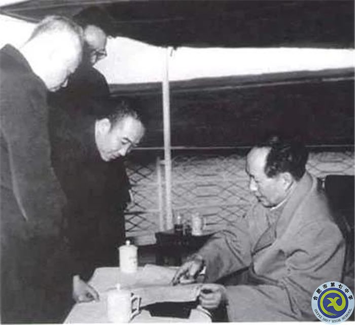 △1958年，毛澤東乘船視察三峽.jpg