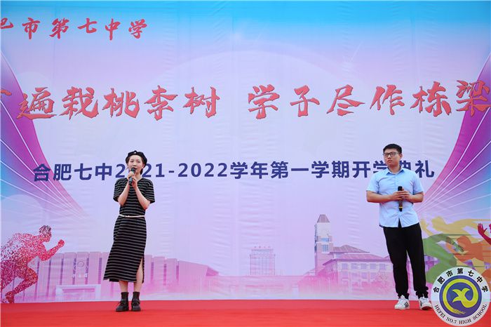 新教師代表李楨、鄭楠演唱《明天會更好》.jpg