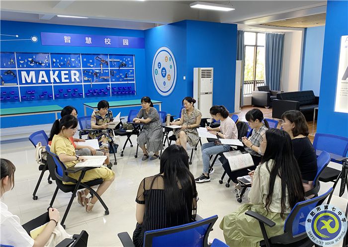 語文組老師在評課、議課.jpg