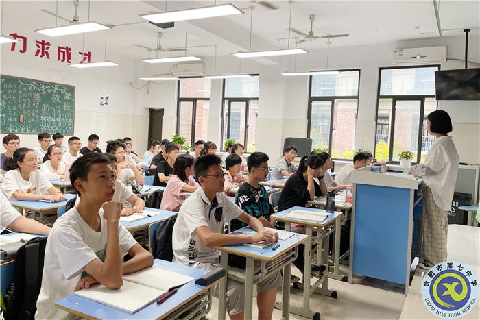 學生早讀精神狀態(tài)飽滿、聲音洪亮.jpg