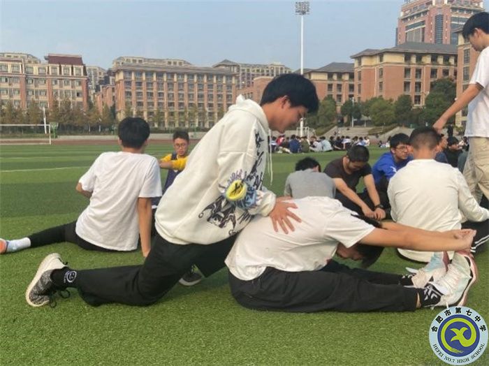 學生相互協(xié)作、積極配合進行熱身.jpg
