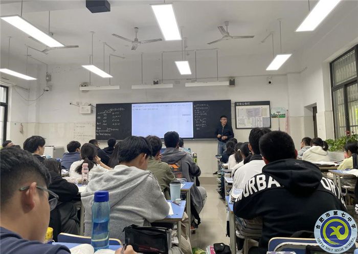 圖為錢(qián)良辰老師在上課.jpg