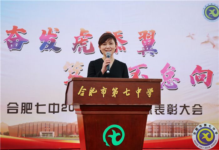 家長代表：高一（5）班，吳澤凡家長，劉志紅女士發(fā)言.jpg