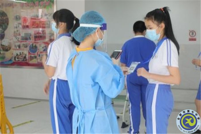圖為檢測組老師早早到達(dá)指定崗位，為師生掃碼登記信息.jpg