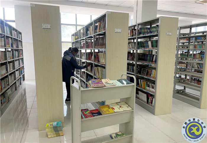 合肥七中圖書館開展所有圖書倒順架、清查工作(圖2)