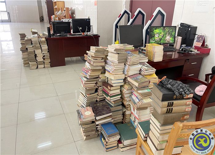 合肥七中圖書館開展所有圖書倒順架、清查工作(圖1)