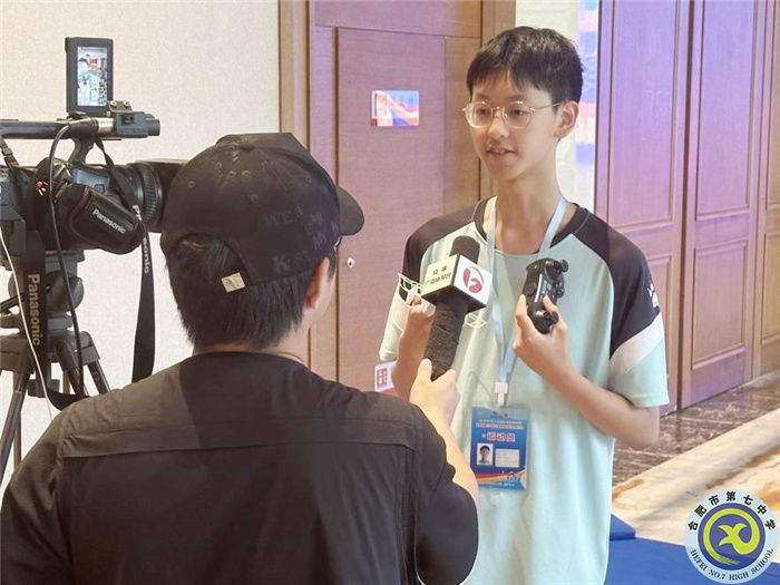 無人機冠軍方家昊同學接受記者采訪.jpg