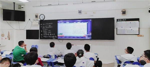 合肥七中高二年級開展語數(shù)英學法指導講座(圖1)
