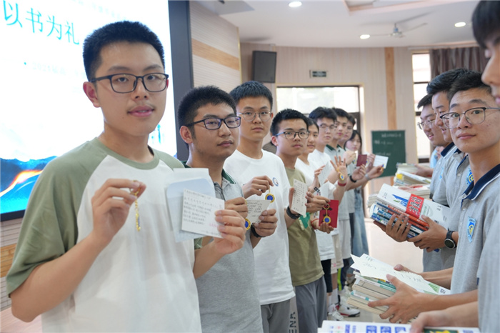 以書為禮，文脈傳承！合肥七中2024屆高三年級(jí)舉辦愛心贈(zèng)書活動(dòng)(圖3)