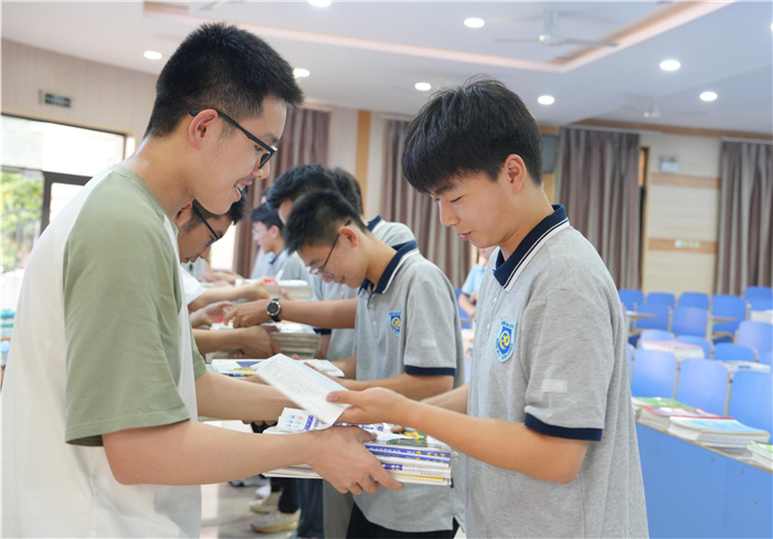 以書為禮，文脈傳承！合肥七中2024屆高三年級(jí)舉辦愛心贈(zèng)書活動(dòng)(圖2)