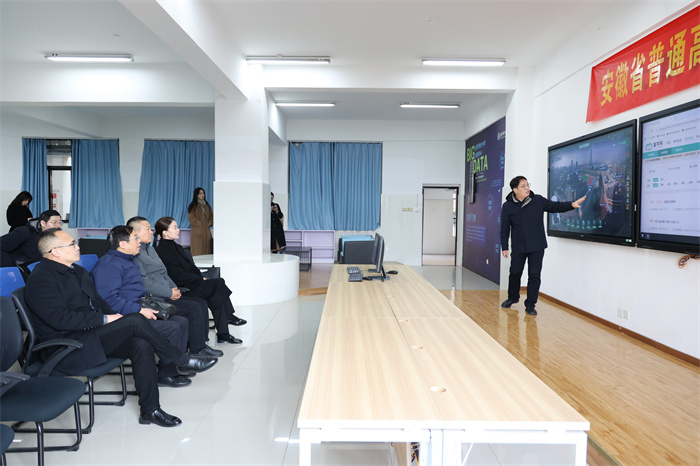 江蘇省新星教育集團一行蒞臨合肥七中參觀交流(圖3)