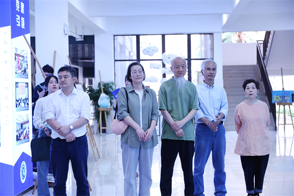 “等待花開——楊和平、于澎版畫作品巡展”在合肥七中盛大開幕(圖3)