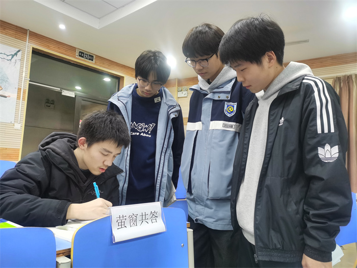 合肥七中 “螢窗共答” 點(diǎn)亮成長(zhǎng)之路(圖2)