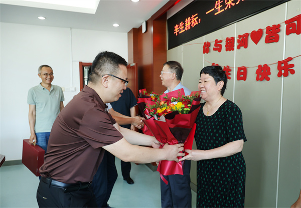 合肥七中舉行“芳華謝幕，情滿(mǎn)杏壇”榮休教師座談會(huì)(圖3)