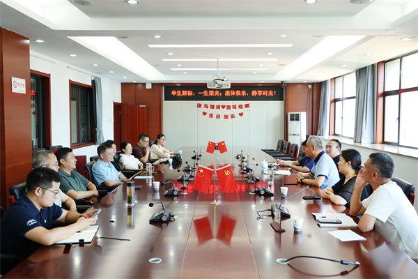 合肥七中舉行“芳華謝幕，情滿(mǎn)杏壇”榮休教師座談會(huì)(圖1)