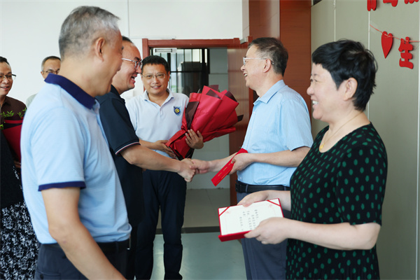 合肥七中舉行“芳華謝幕，情滿(mǎn)杏壇”榮休教師座談會(huì)(圖2)